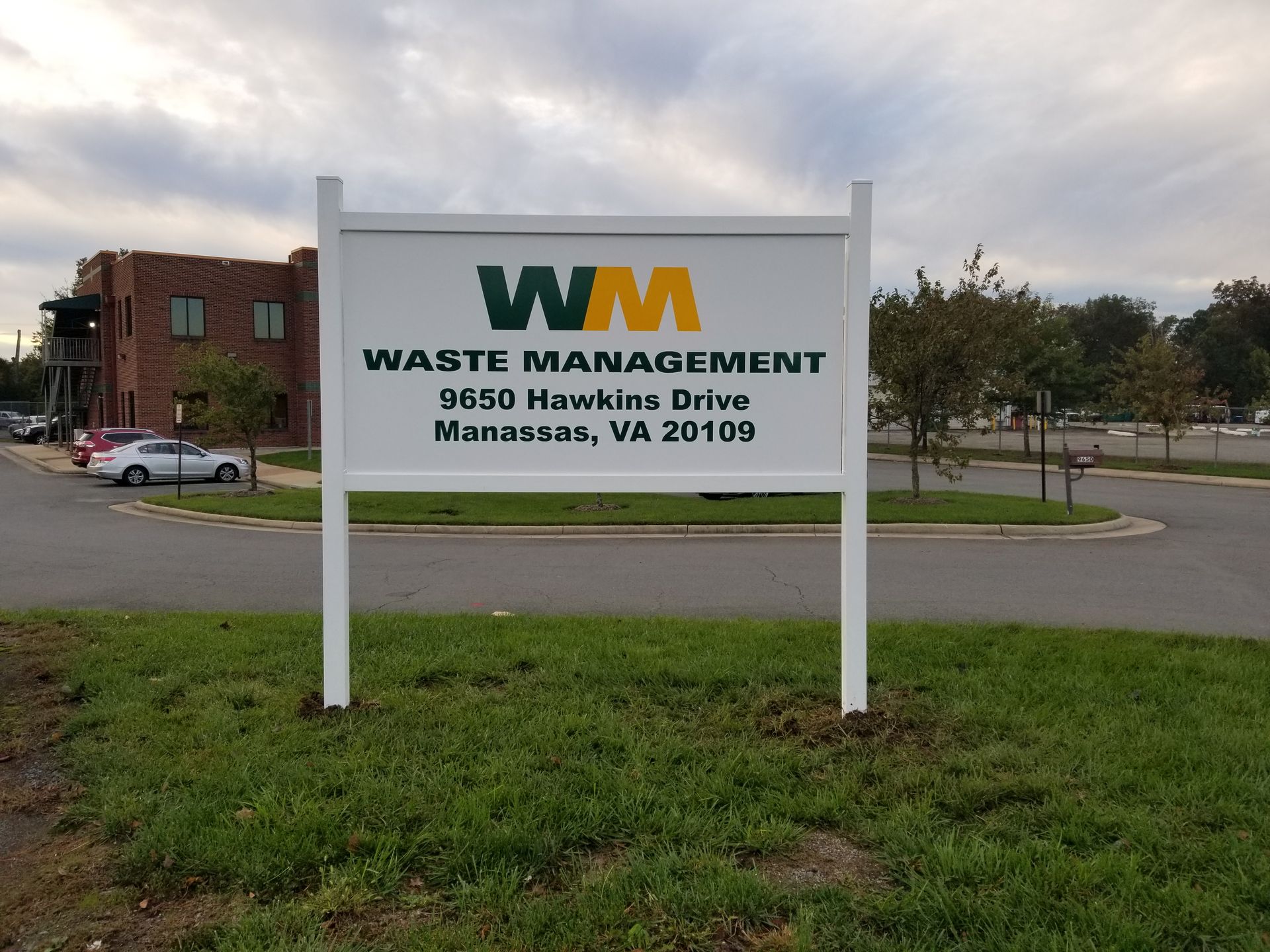 A sign that says wm waste management on it