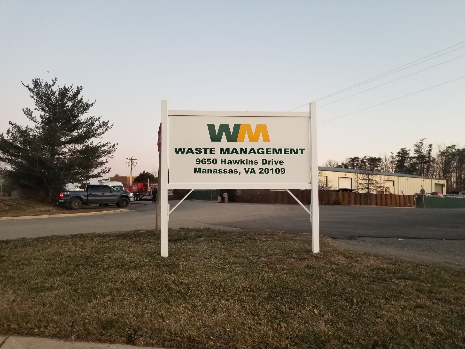 A sign that says wm waste management on it