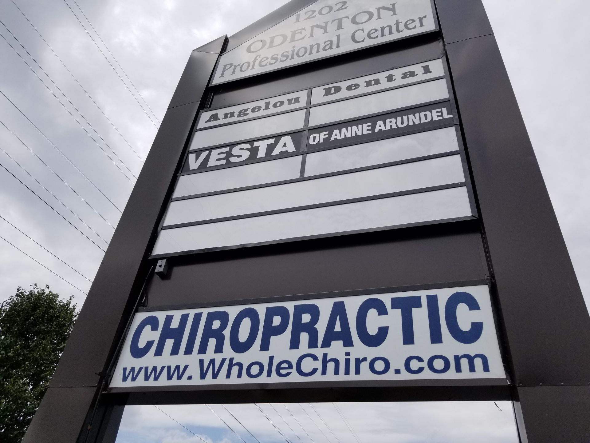 A sign that says chiropractic on it