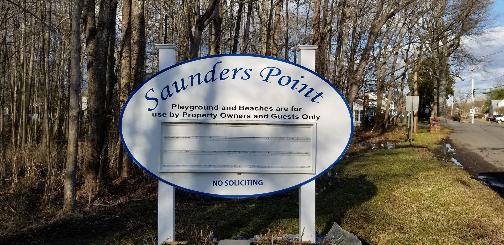 A white sign that says saunders point on it