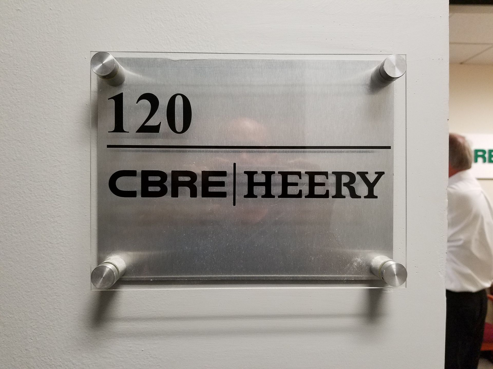 A sign that says 120 cbre heery on it