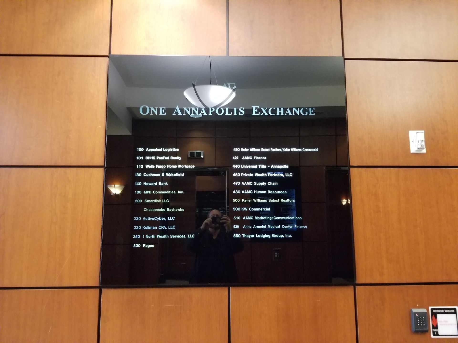 A sign on a wall that says oak annapolis exchange