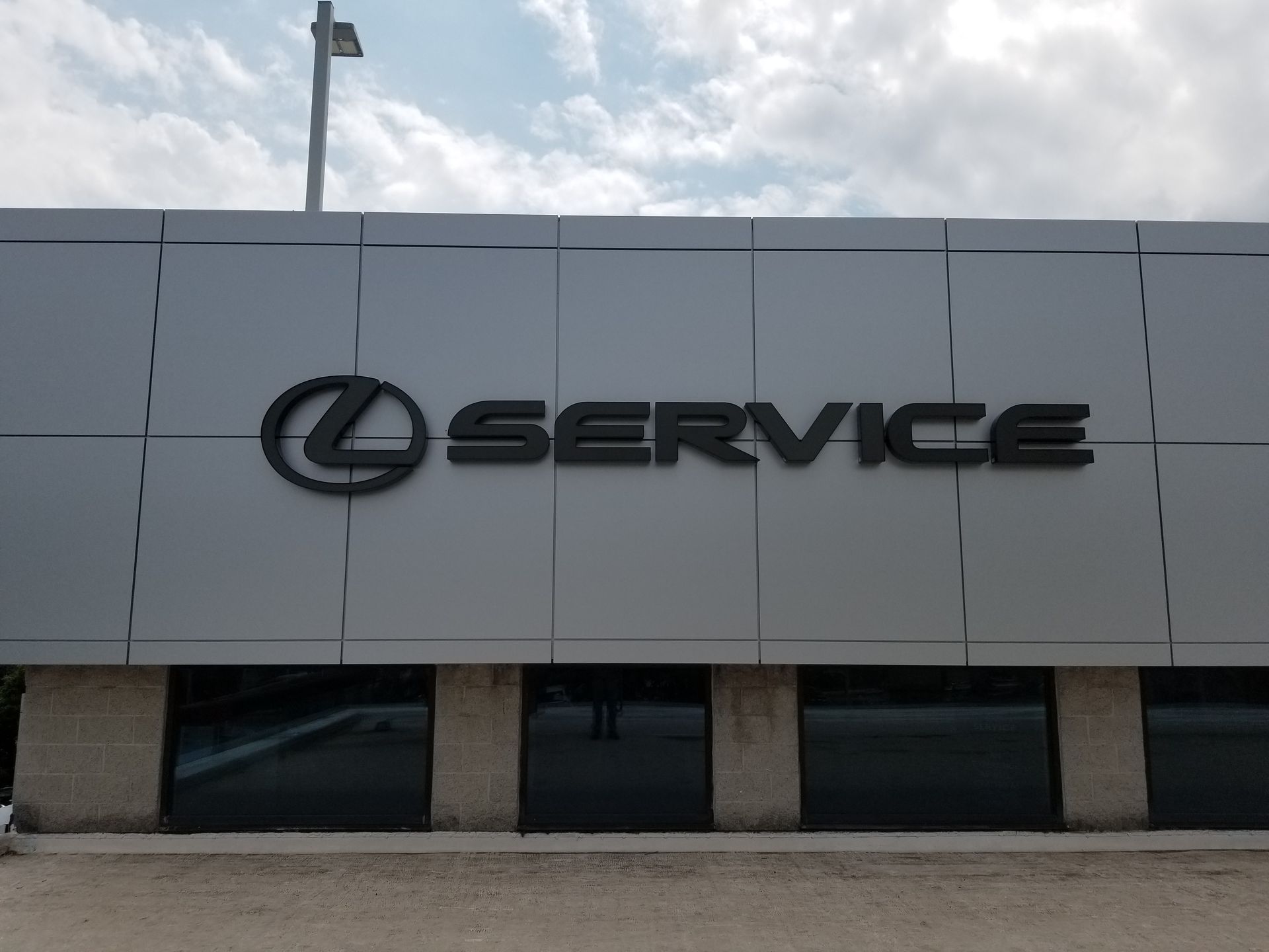 A sign on the side of a building that says service