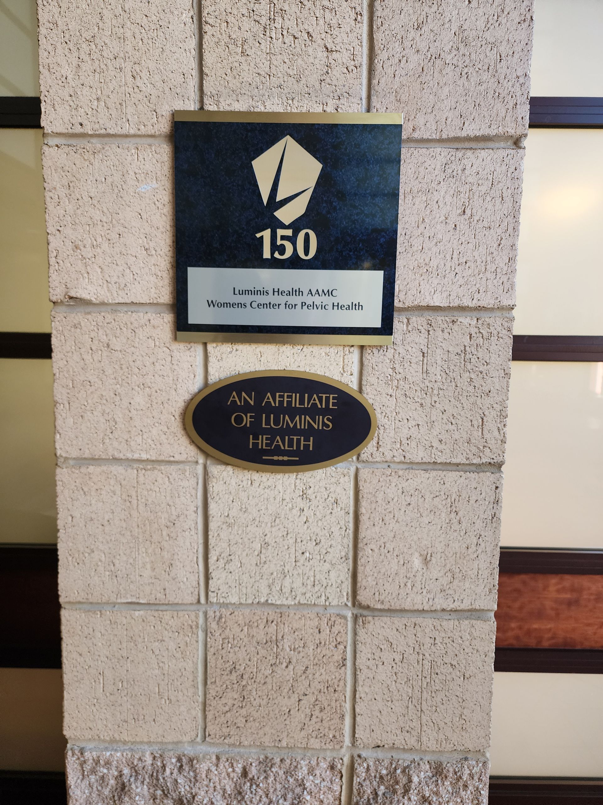 A sign on a wall that says 150 on it