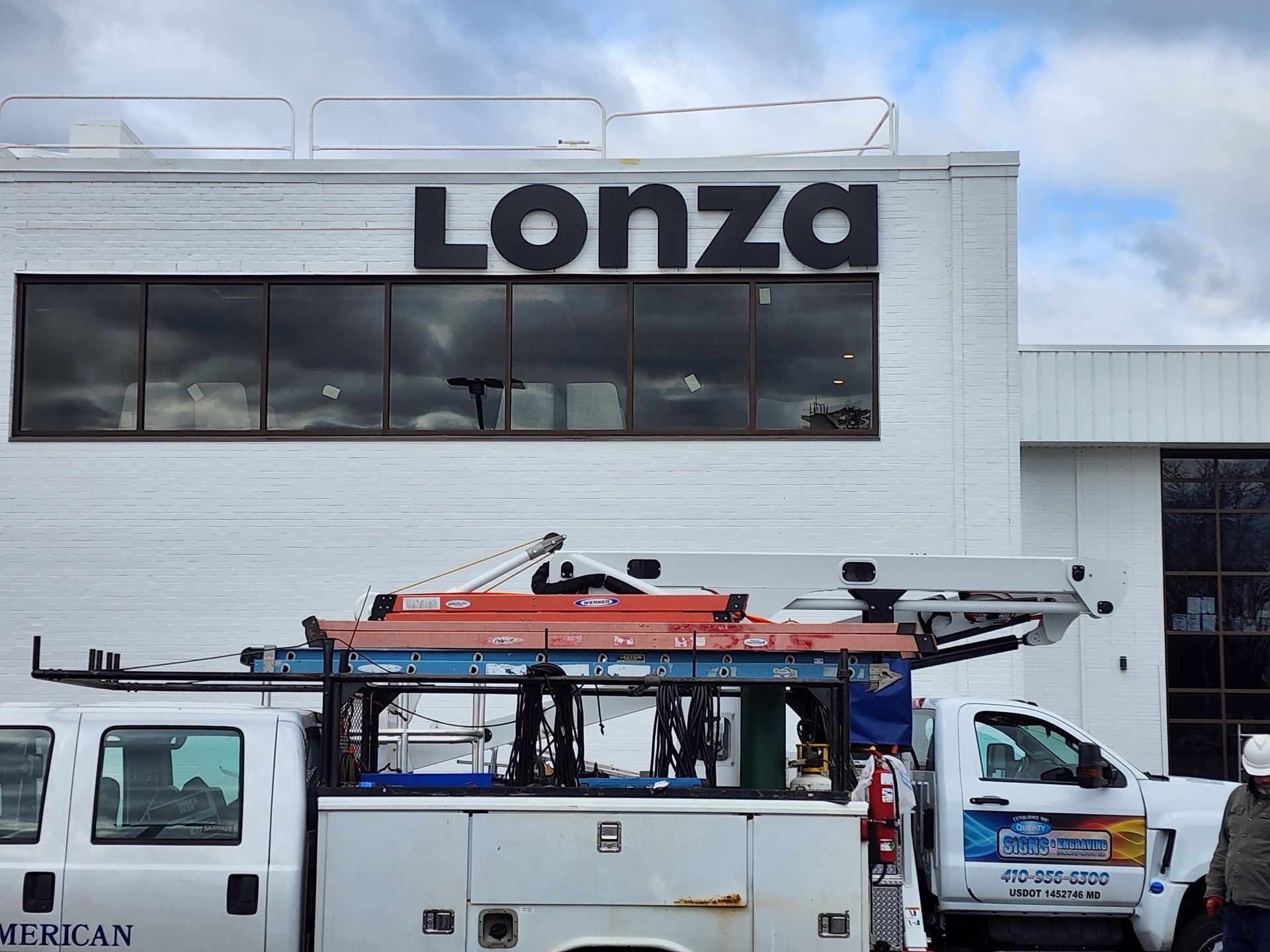 A white building with the word lonza on it