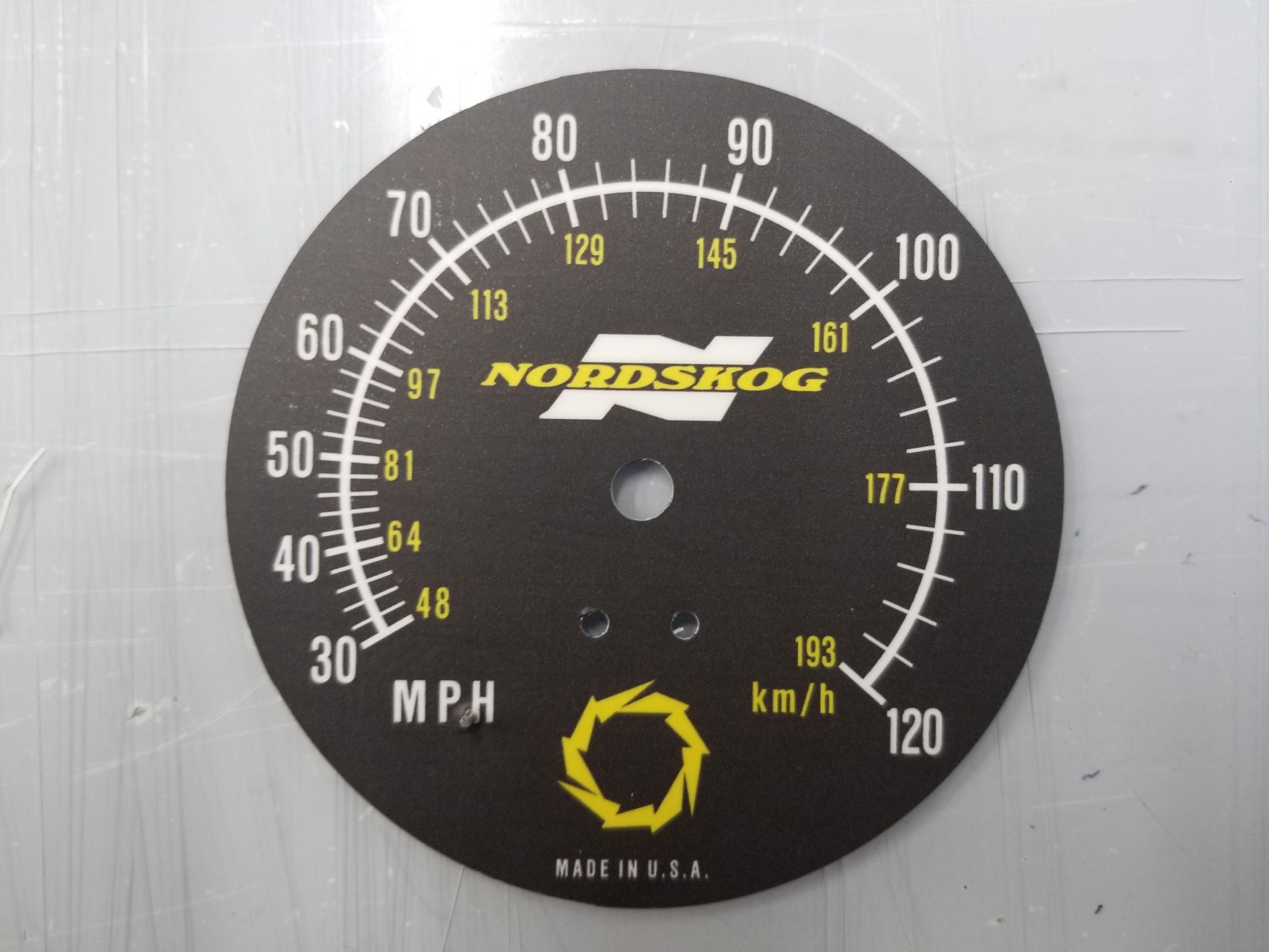 A speedometer that says nordsrog on it