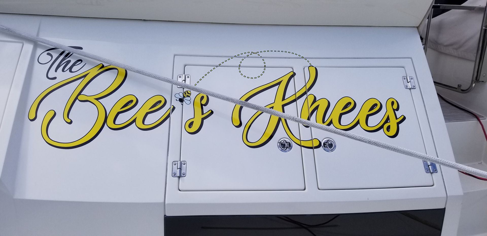 A sign that says the bee 's knees on it