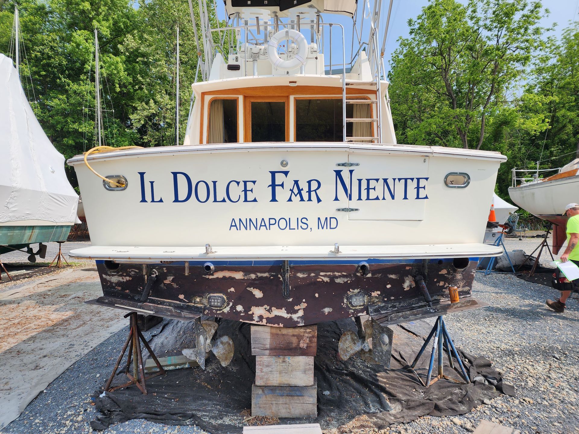 A boat with il dolce far niente written on the back