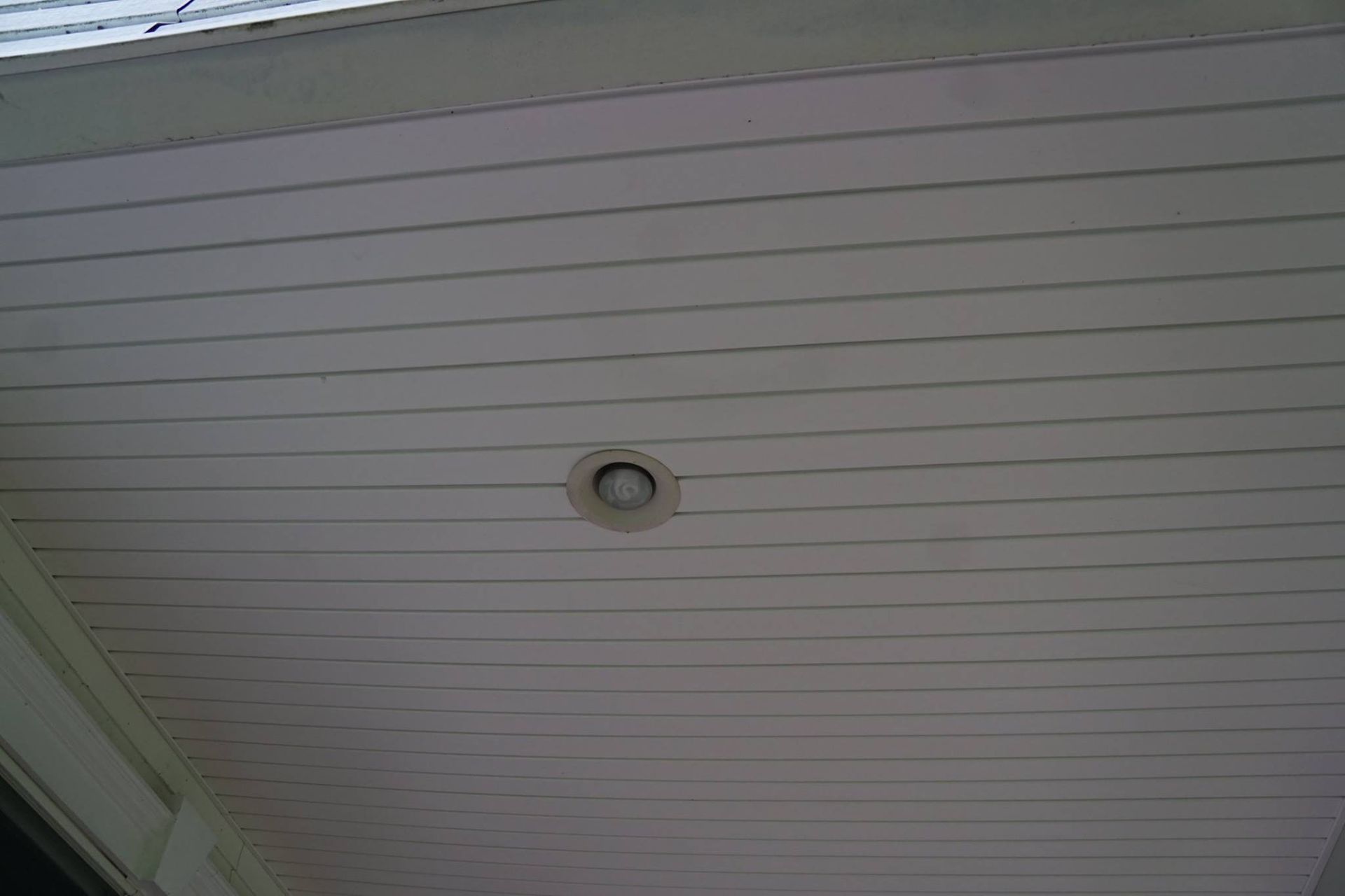 White horizontal ceiling with a recessed light fixture.