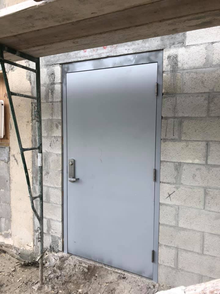 Commercial door