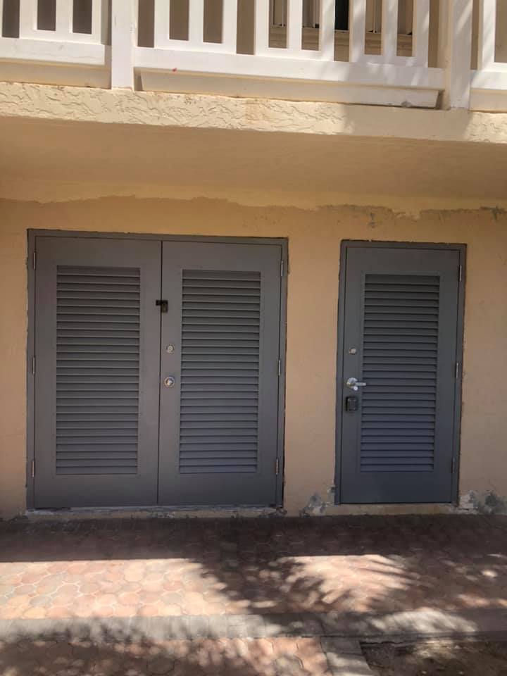 Commercial door