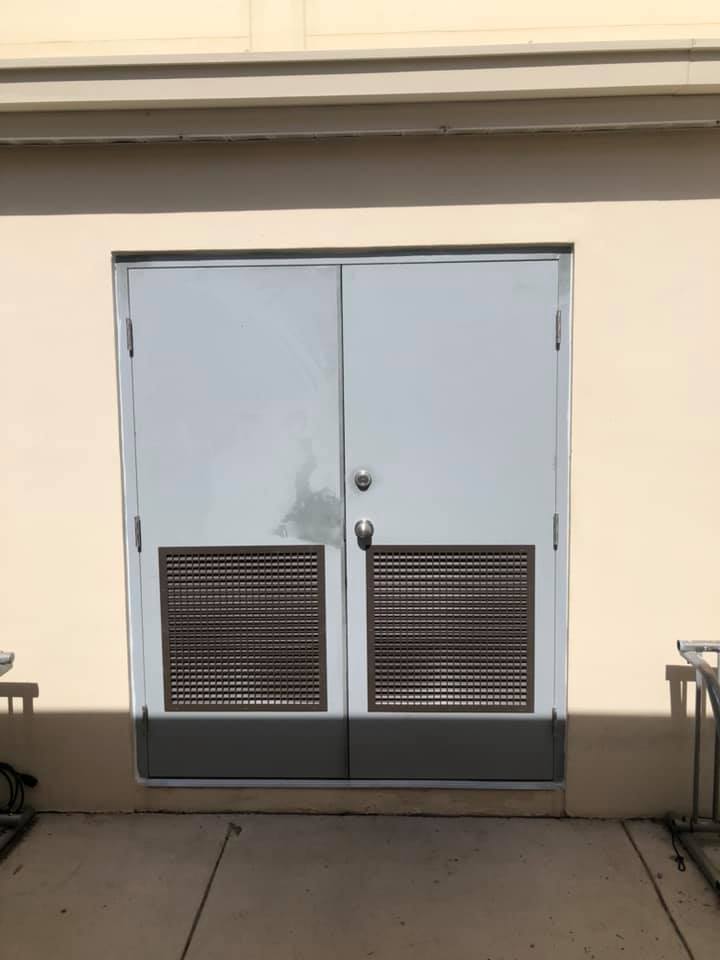 Commercial door