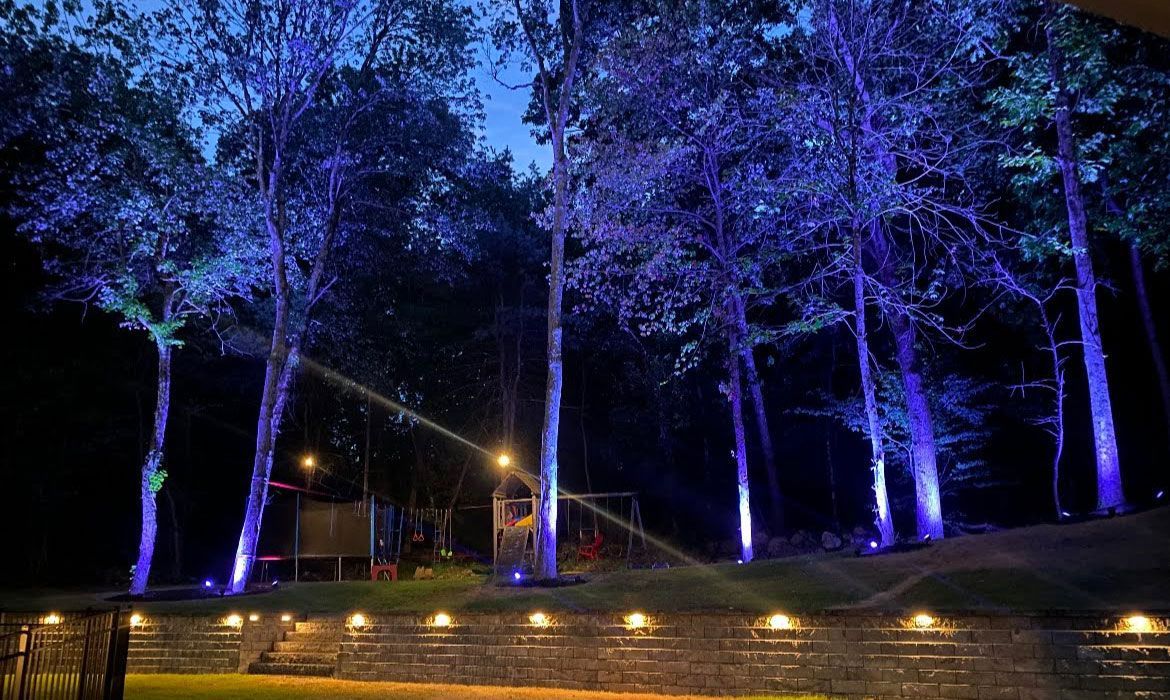 Retaining wall lighting during evening hours