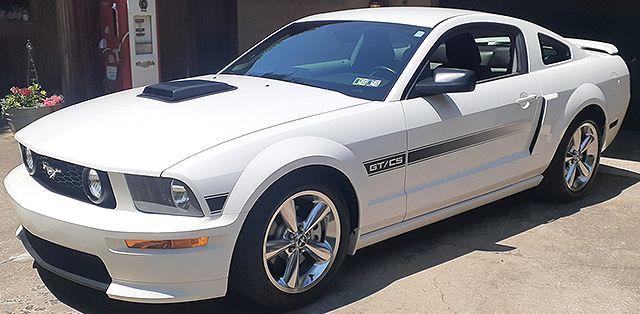 White Mustang auto detailing service