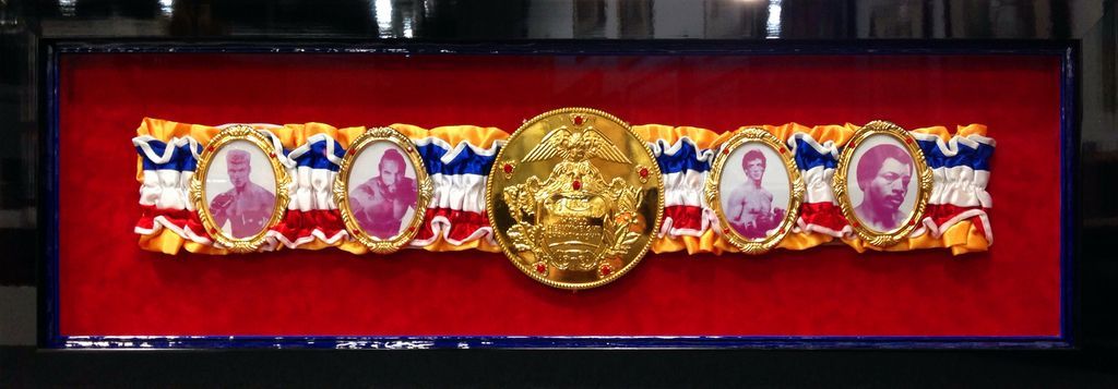 A red box with a gold coin in the middle of it