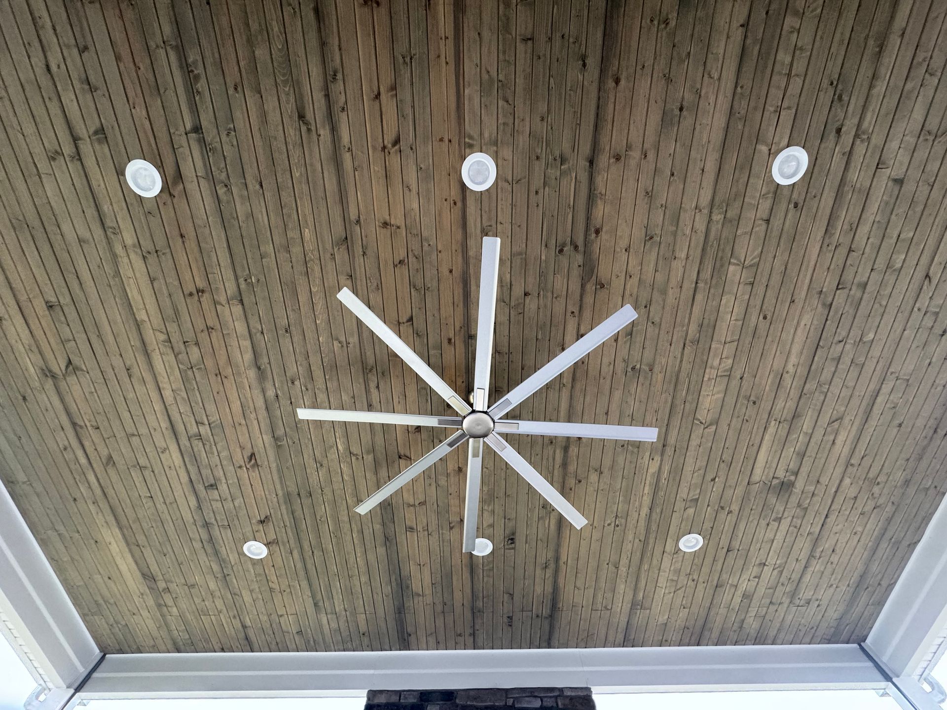 A ceiling fan is hanging from the ceiling of a room.