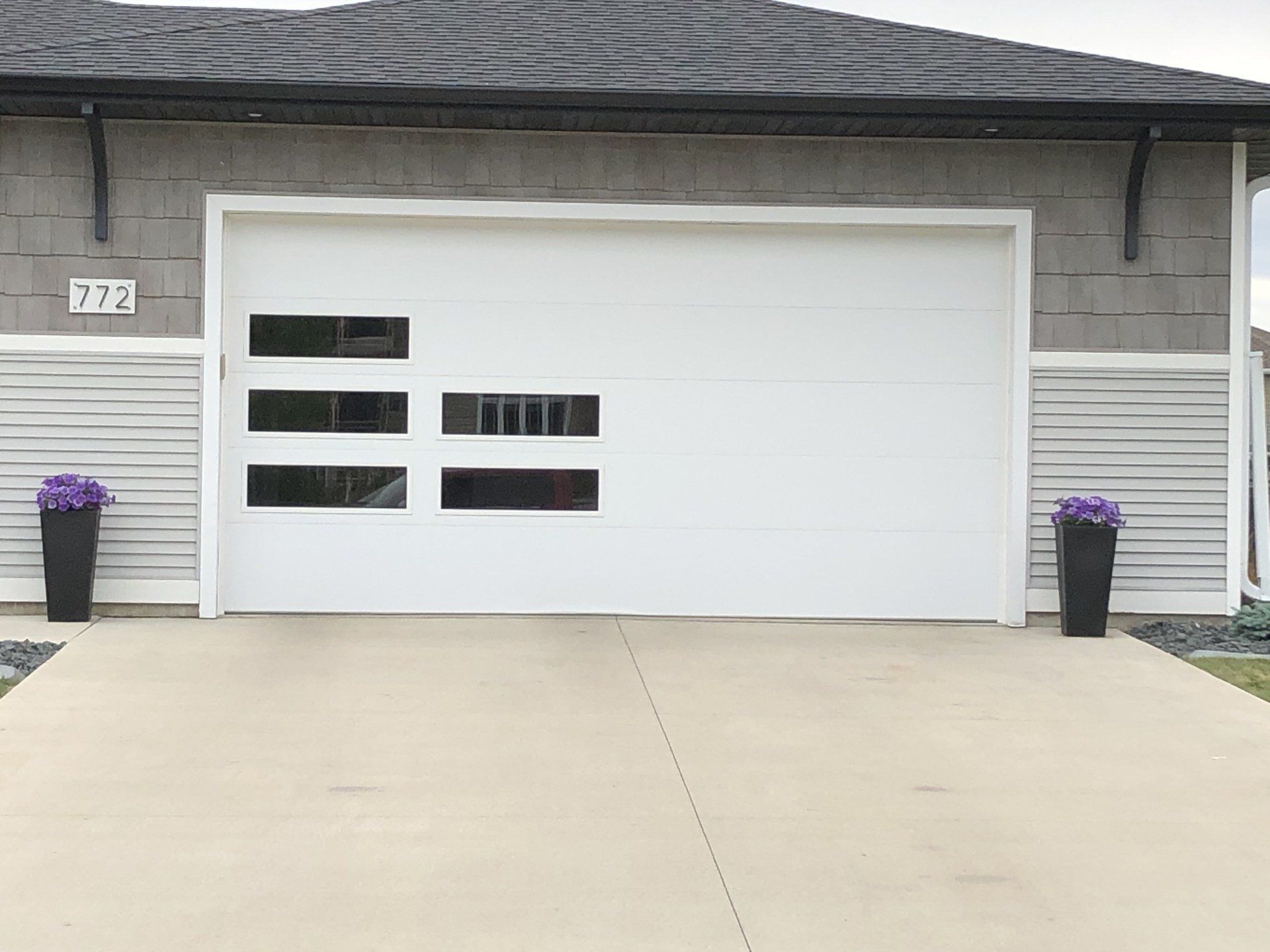 #12 Flush White Long & Plain Glass