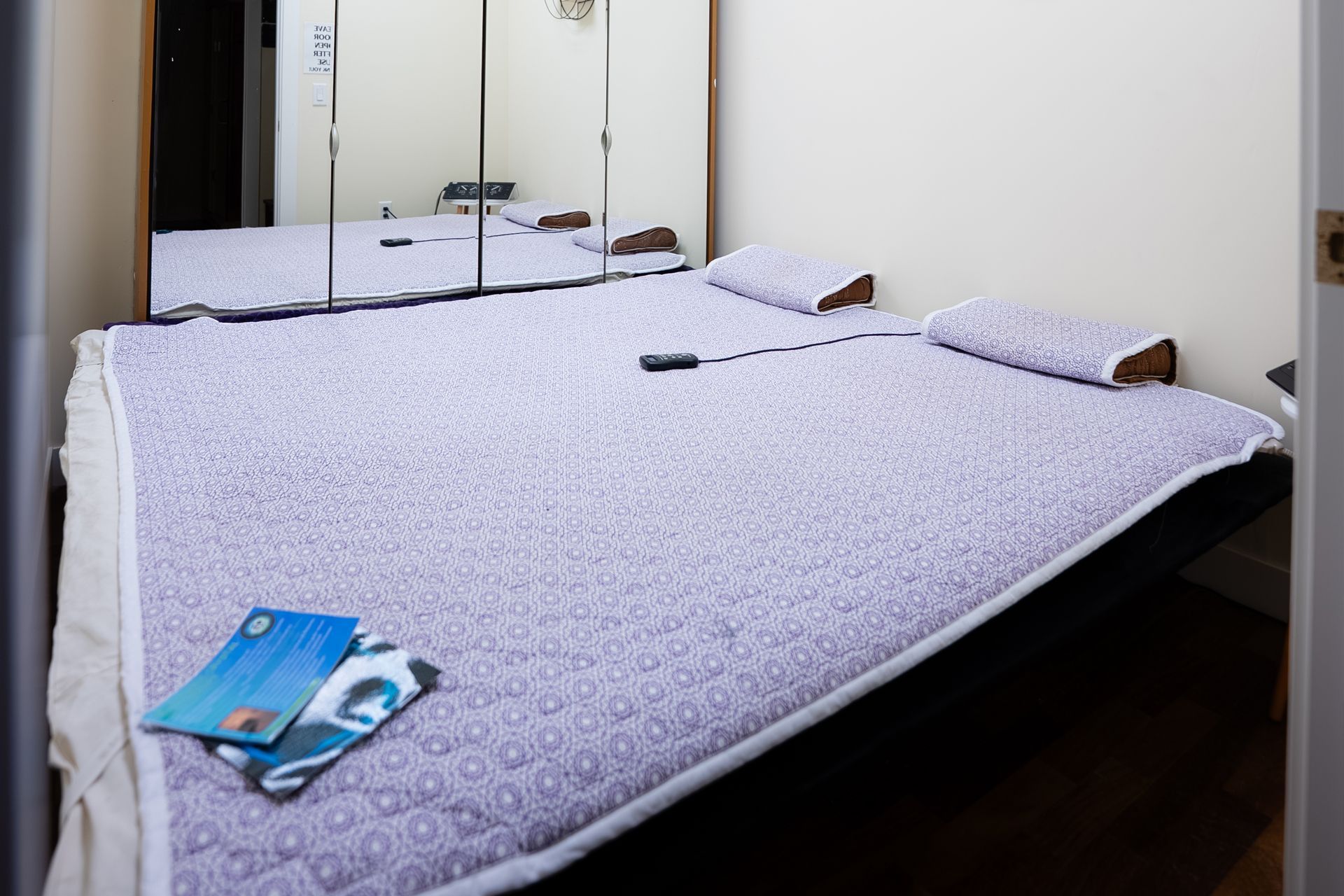 A small room with bioacoustic crystal mat