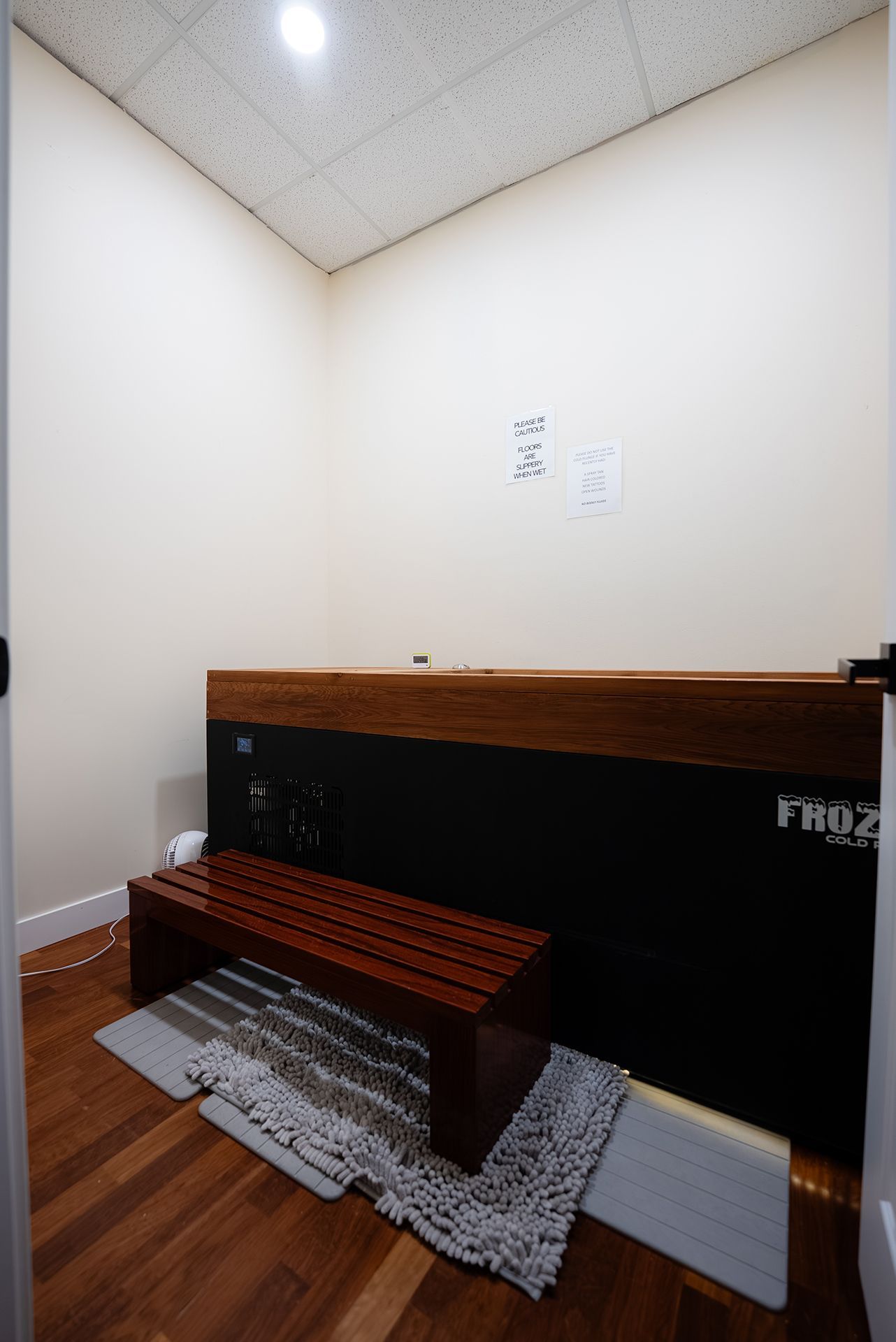 Small room with cold plunge tub