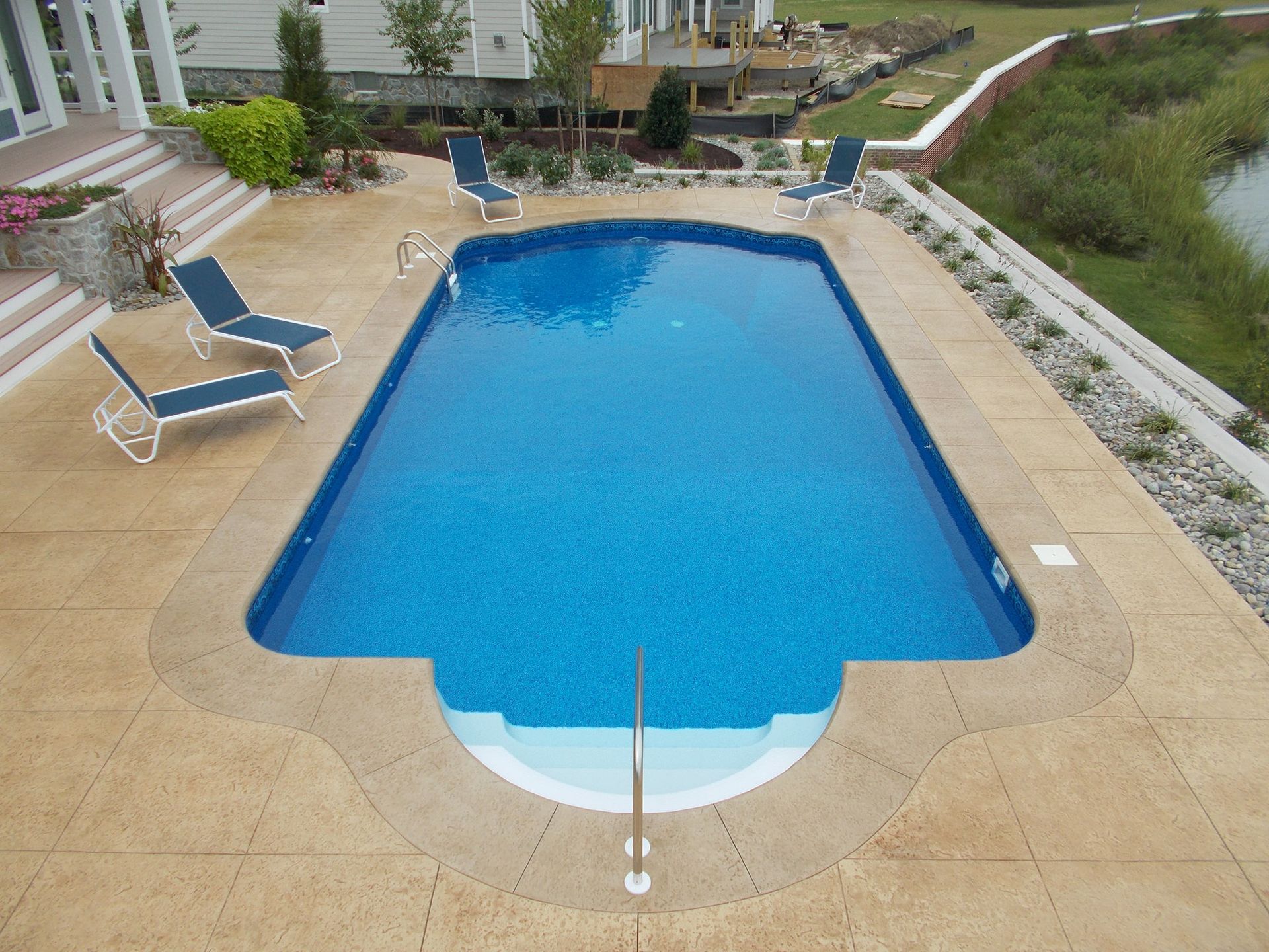 Spacious pool