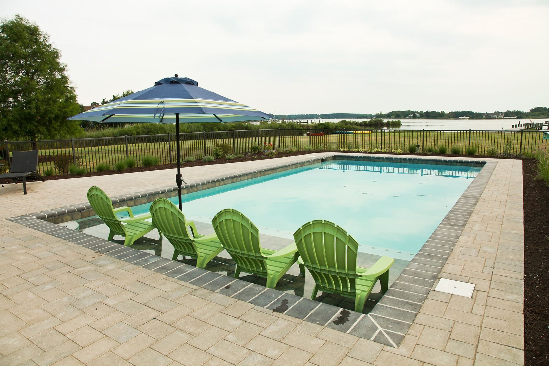 Spacious pool