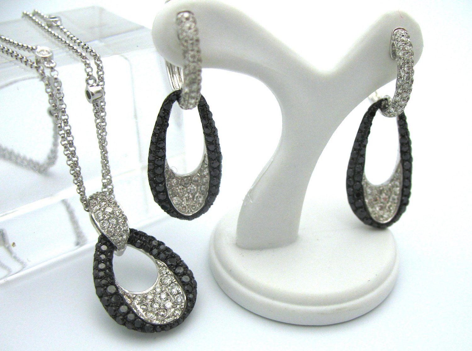 Beautiful jewelries with lots of stones