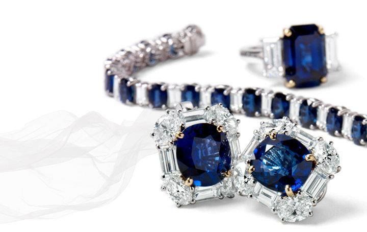 Elegant jewelries with blue diamonds