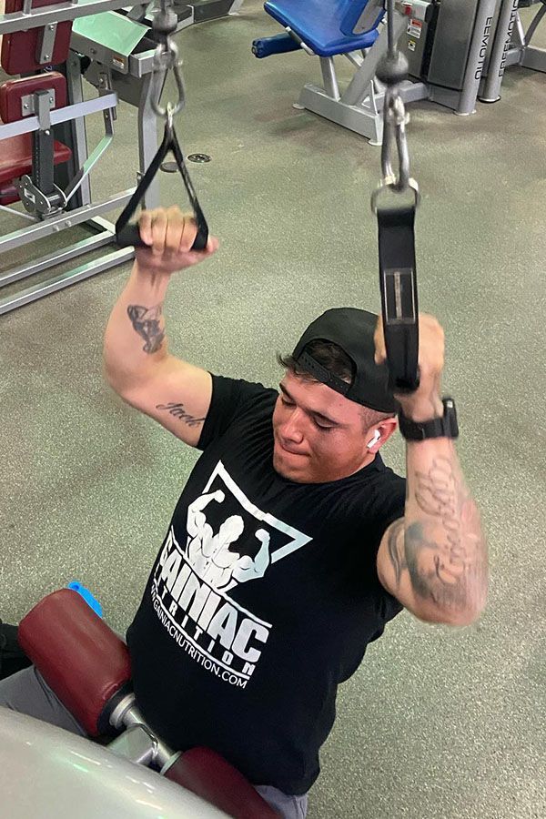 A man is using a machine in a gym.