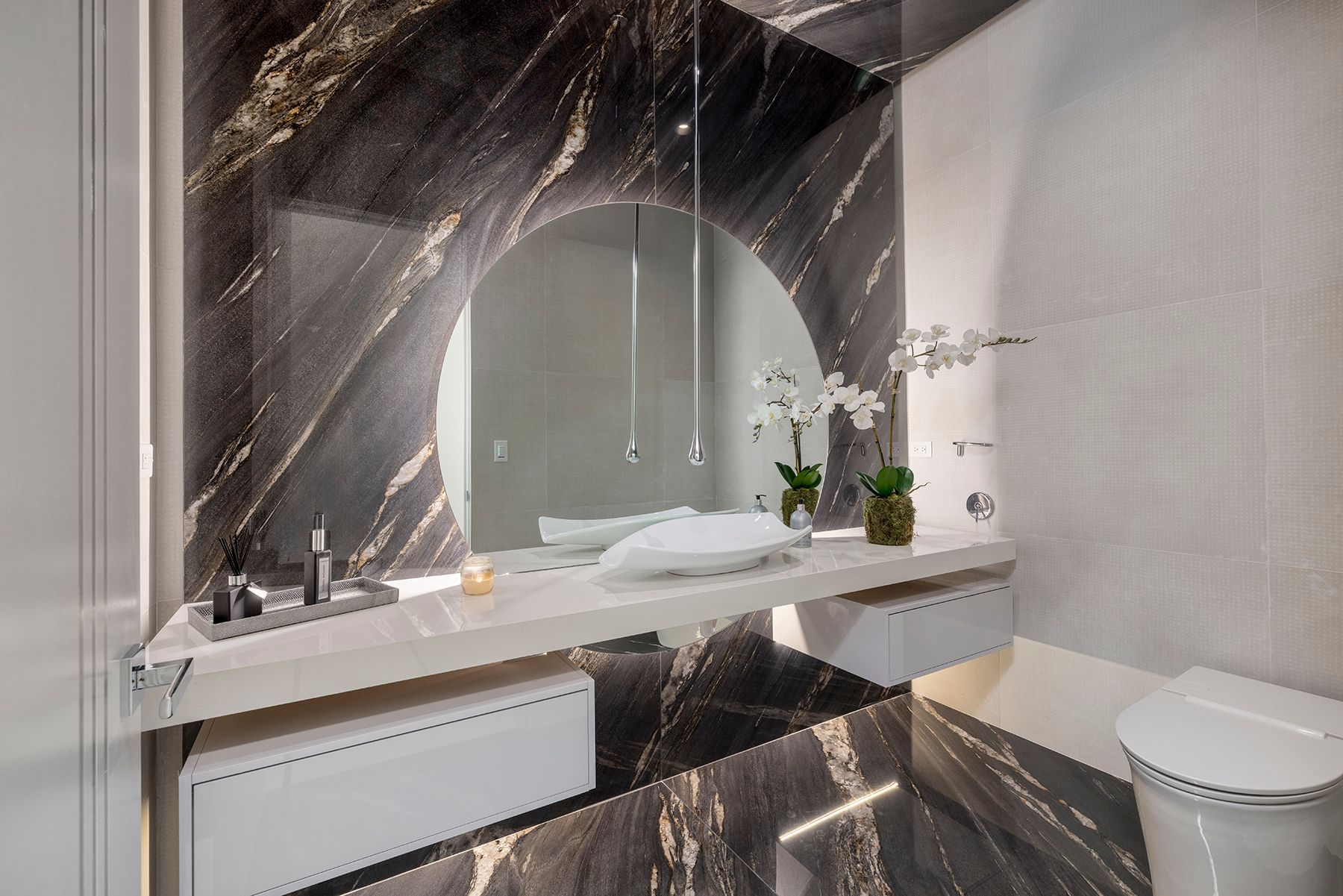 a bathroom with a sink, toilet and mirror