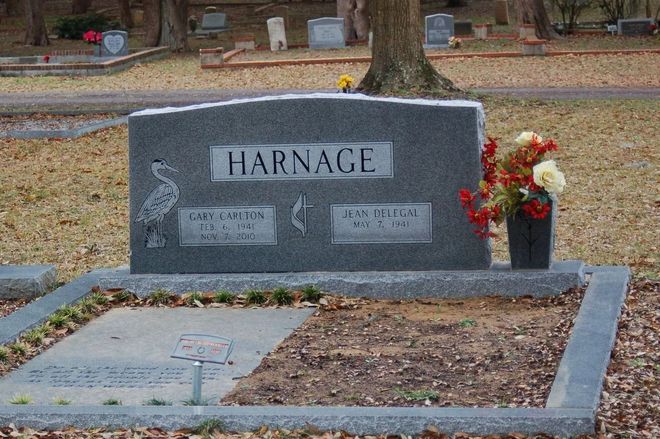 Gravestone in cemetery: 