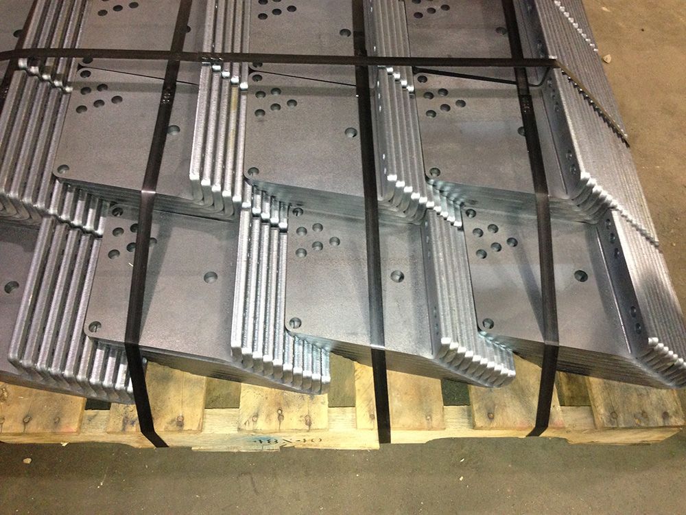 A bunch of metal pieces are tied together on a wooden pallet