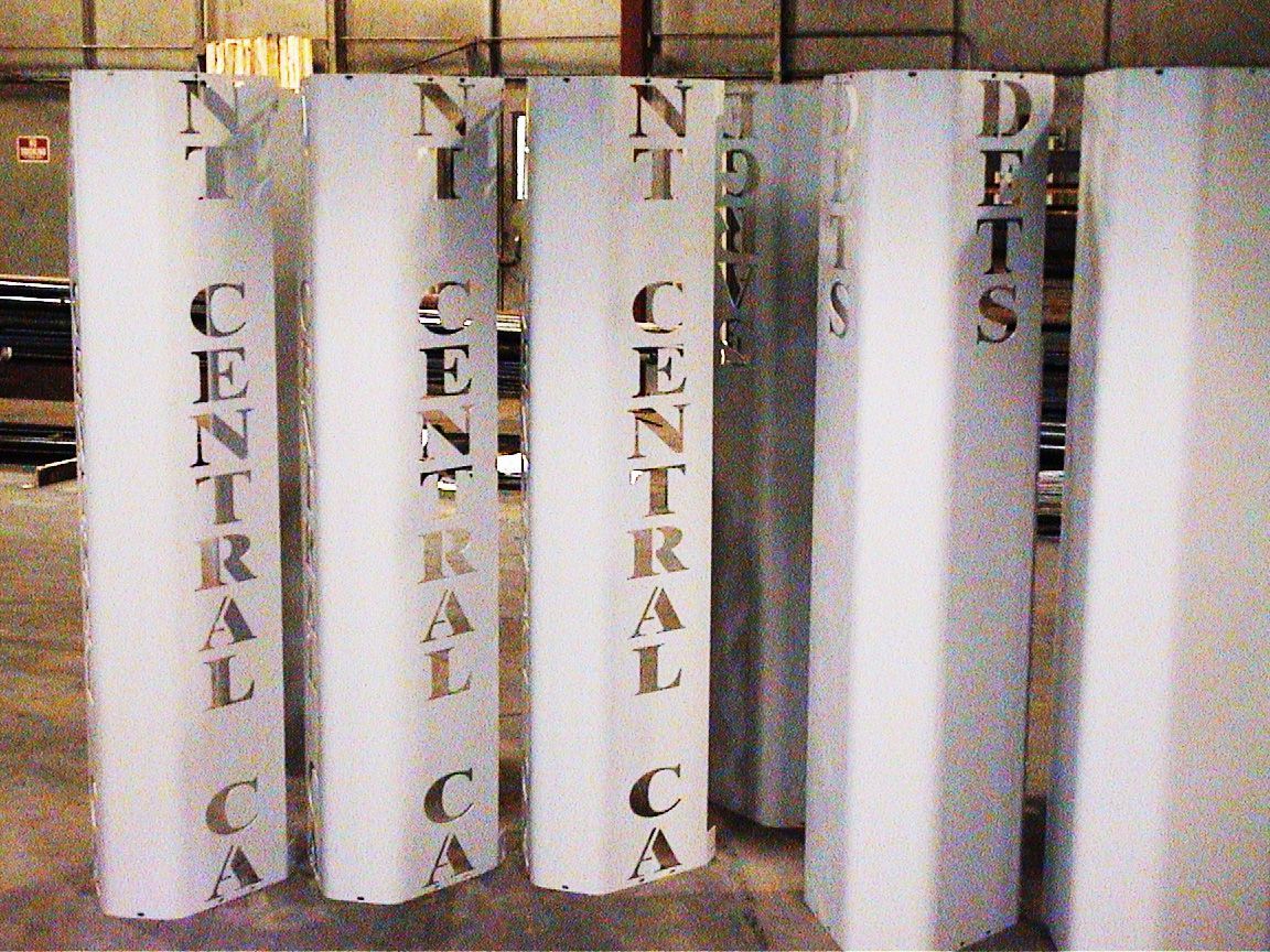 A row of white pillars with the word central on them