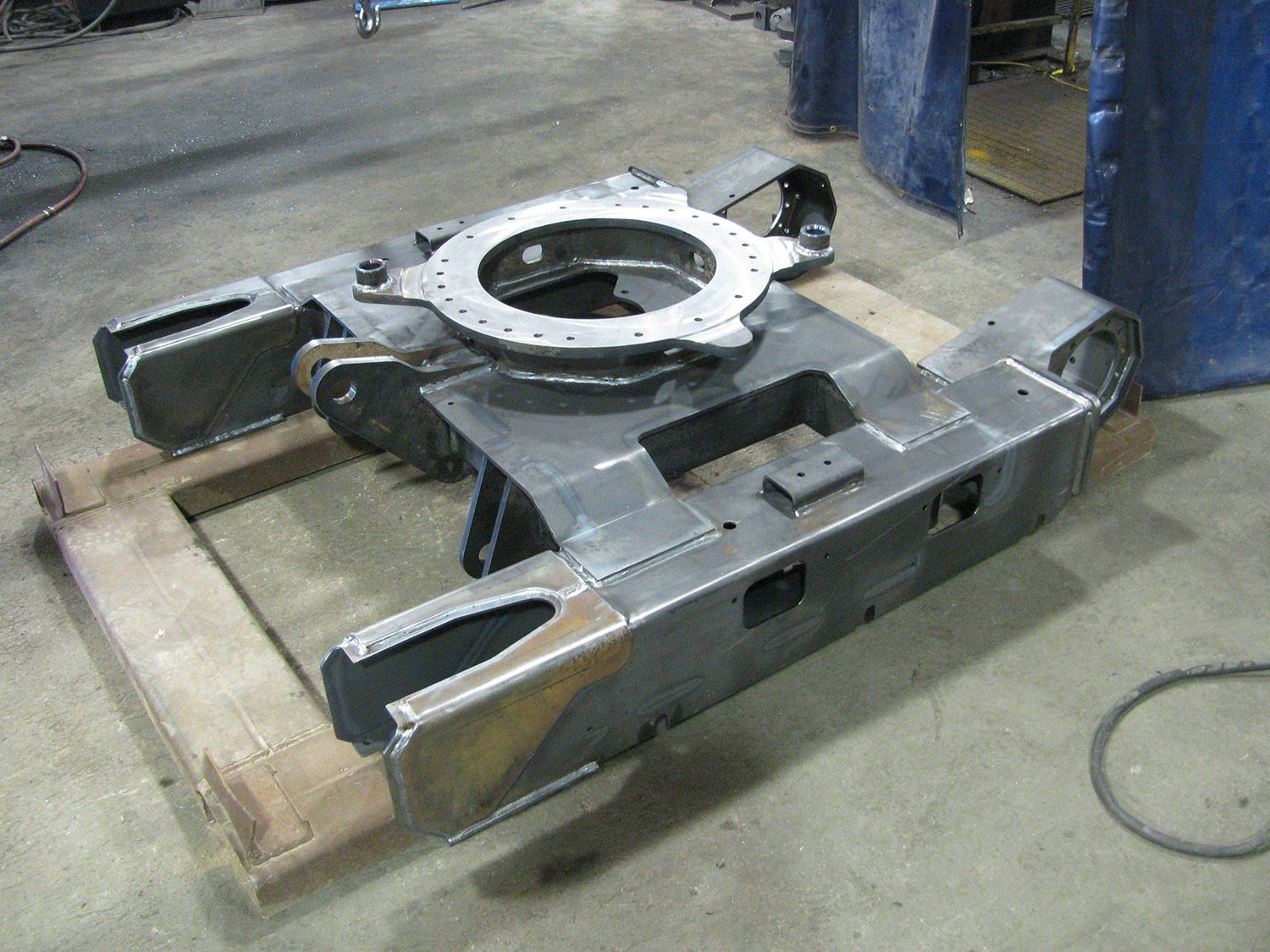 A piece of metal is sitting on a wooden pallet