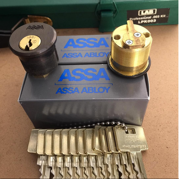 Assa Abloy lock cylinders and keys displayed on a box.
