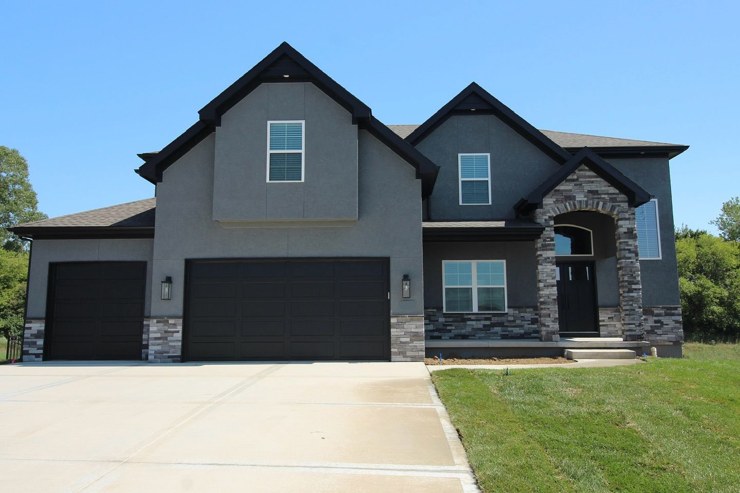 Exterior Painting done in Urbandale, Iowa, Gray body with black trim by Harmony Painting.