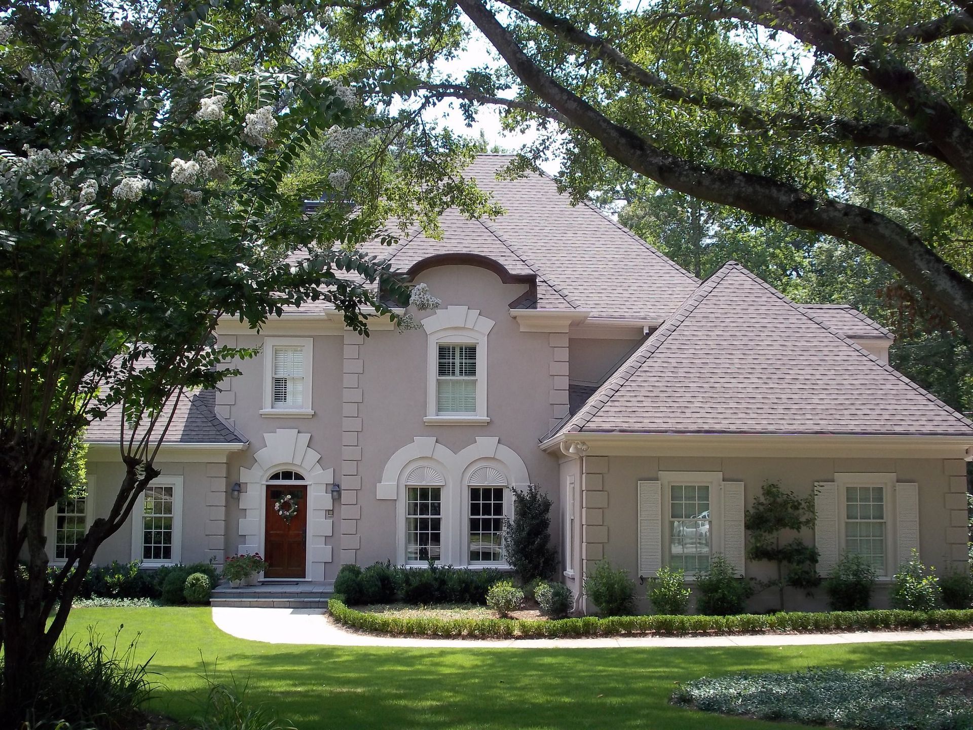 A large house with a roof that is covered in shingles