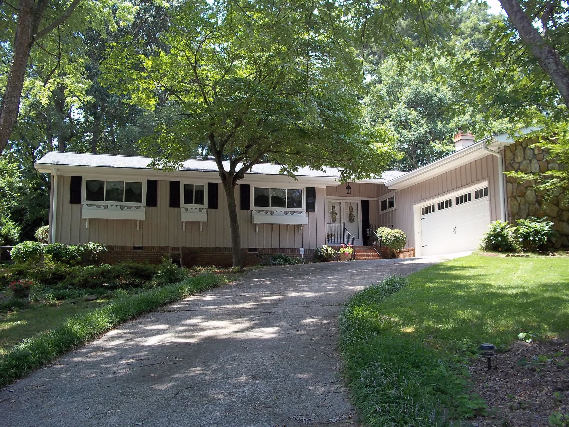 A house with a driveway leading up to it