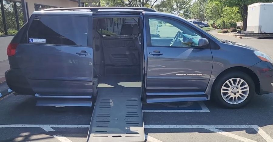 2009 Toyota Sienna XLE Minivan 4D