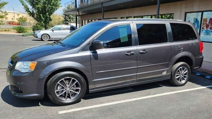 2017 Dodge Caravan Passenger SXT Minivan 4D