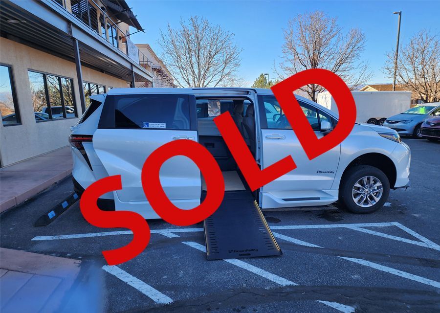 2025 TOYOTA SIENNA XLE