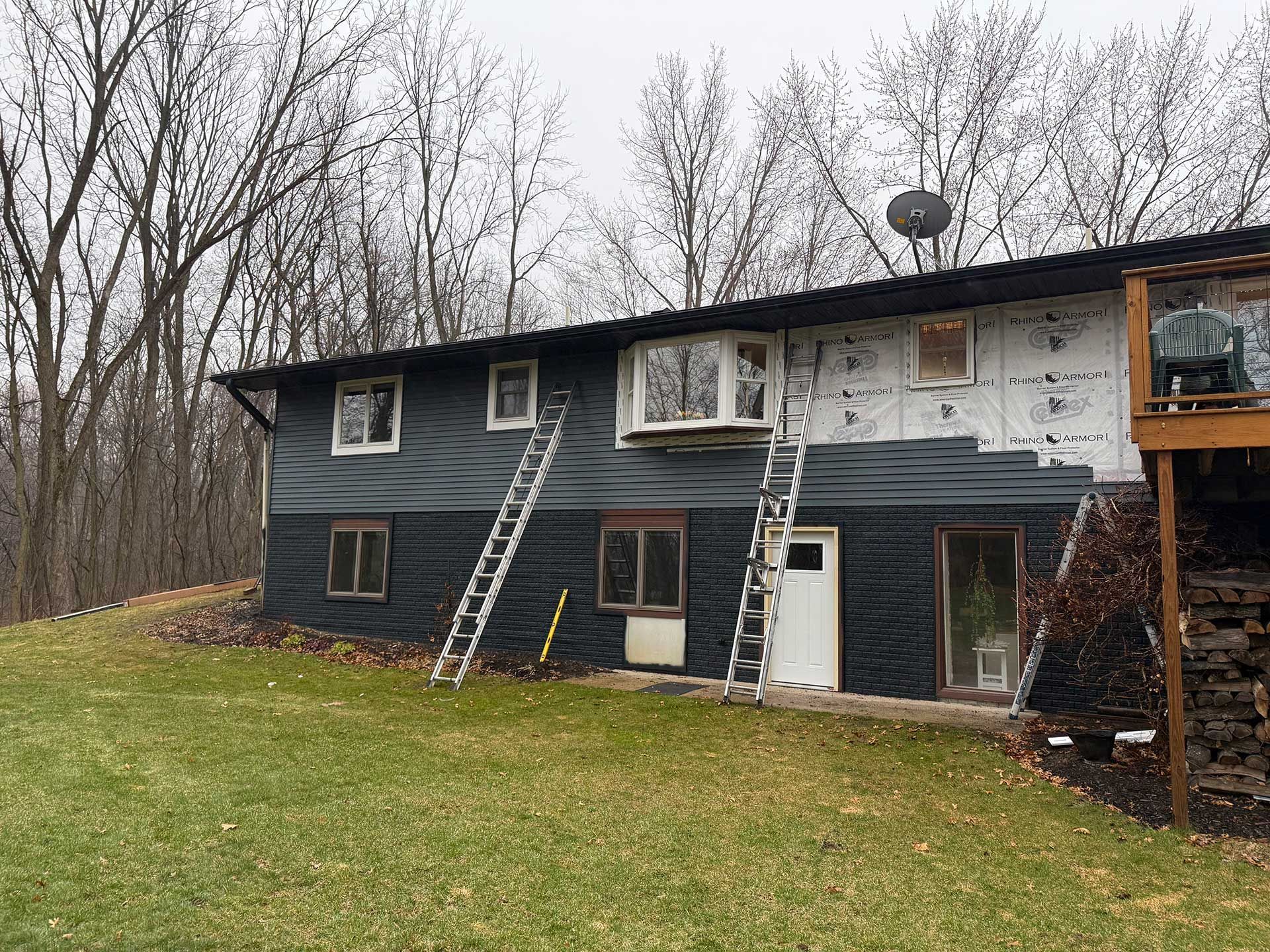 a large house with a lot of windows is being remodeled