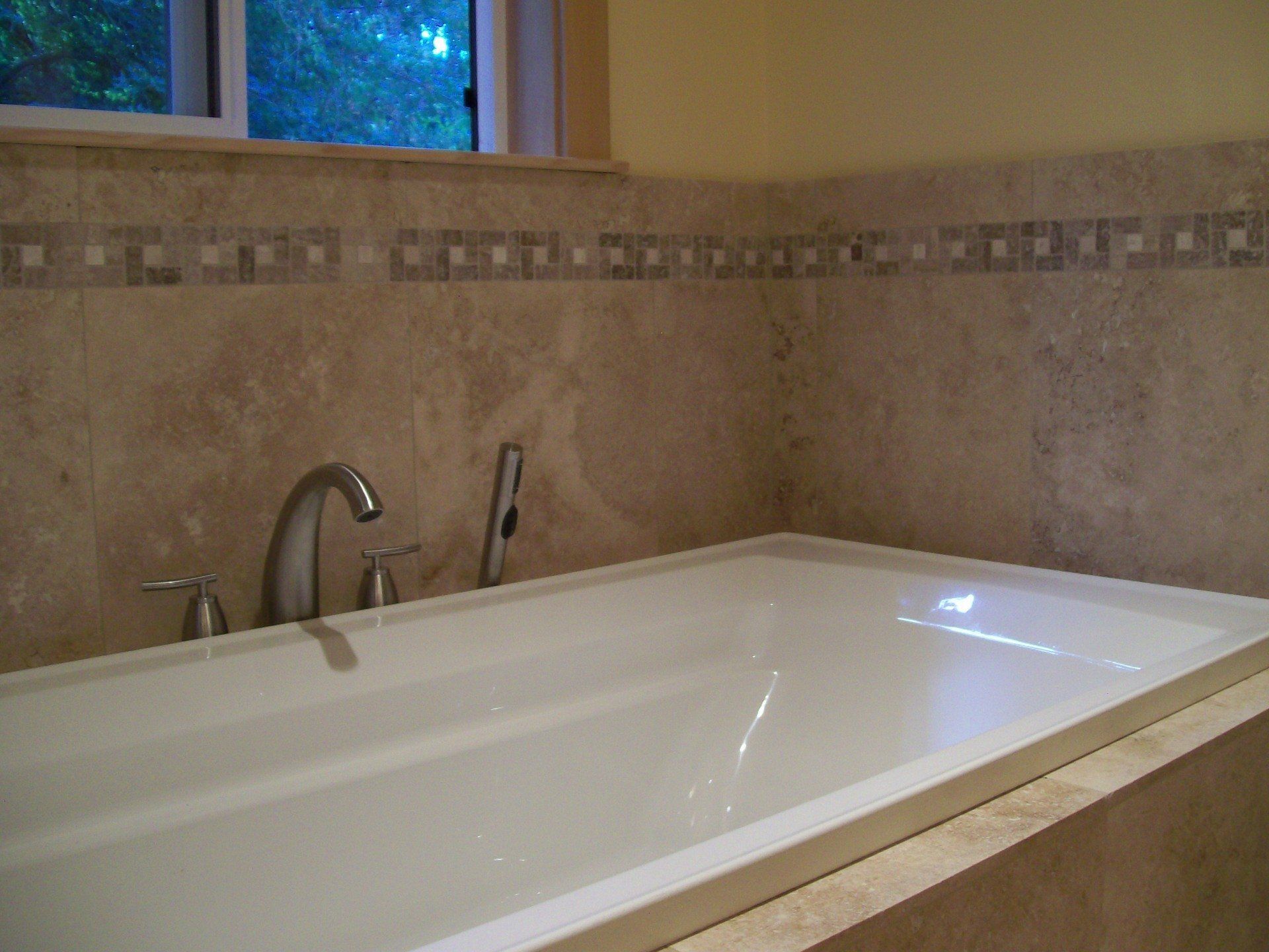 Travrtn Tub Surround