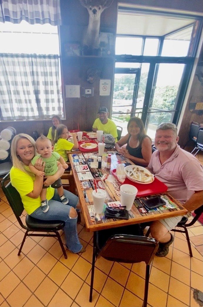 A group of people are sitting at a table in a restaurant.
