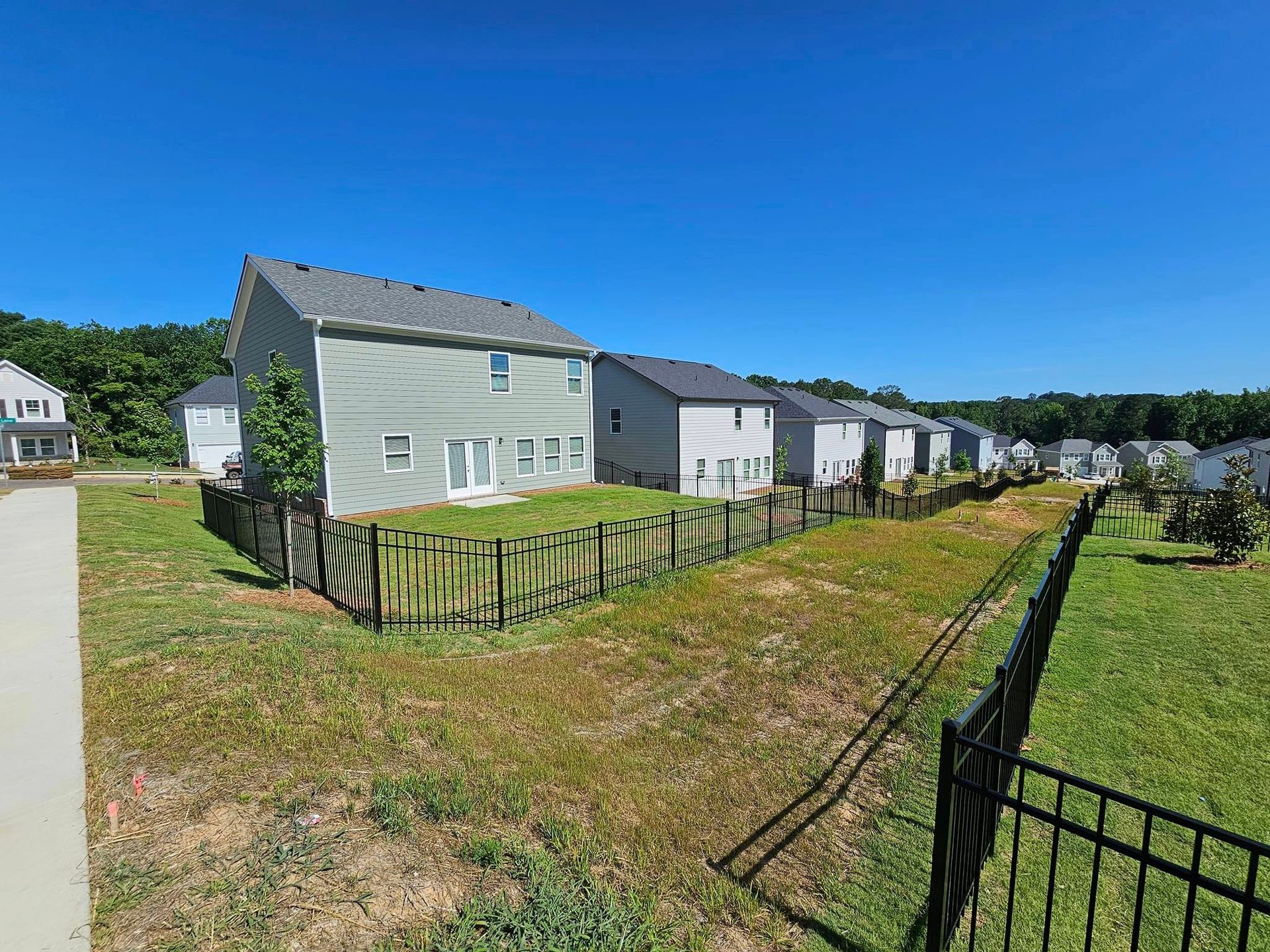 A row of houses with a fence in front of them in a residential area