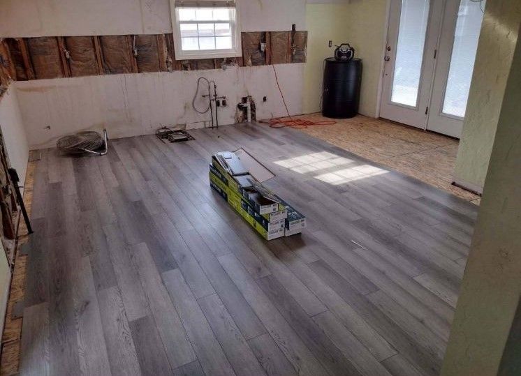 A room with a wooden floor and a box on the floor.