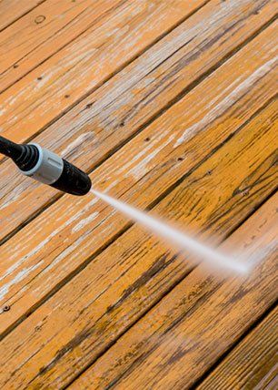 Wooden deck floor cleaning with high pressure water jet
