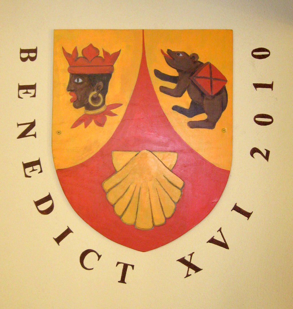A coat of arms with benedict 2010 written around it