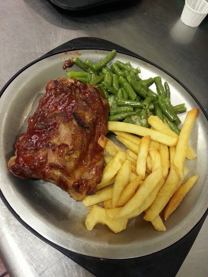 A plate of food with french fries and green beans