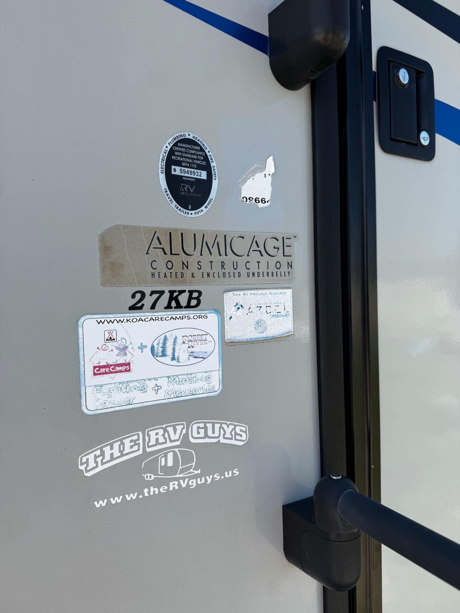 A sticker on a door that says 27kb on it