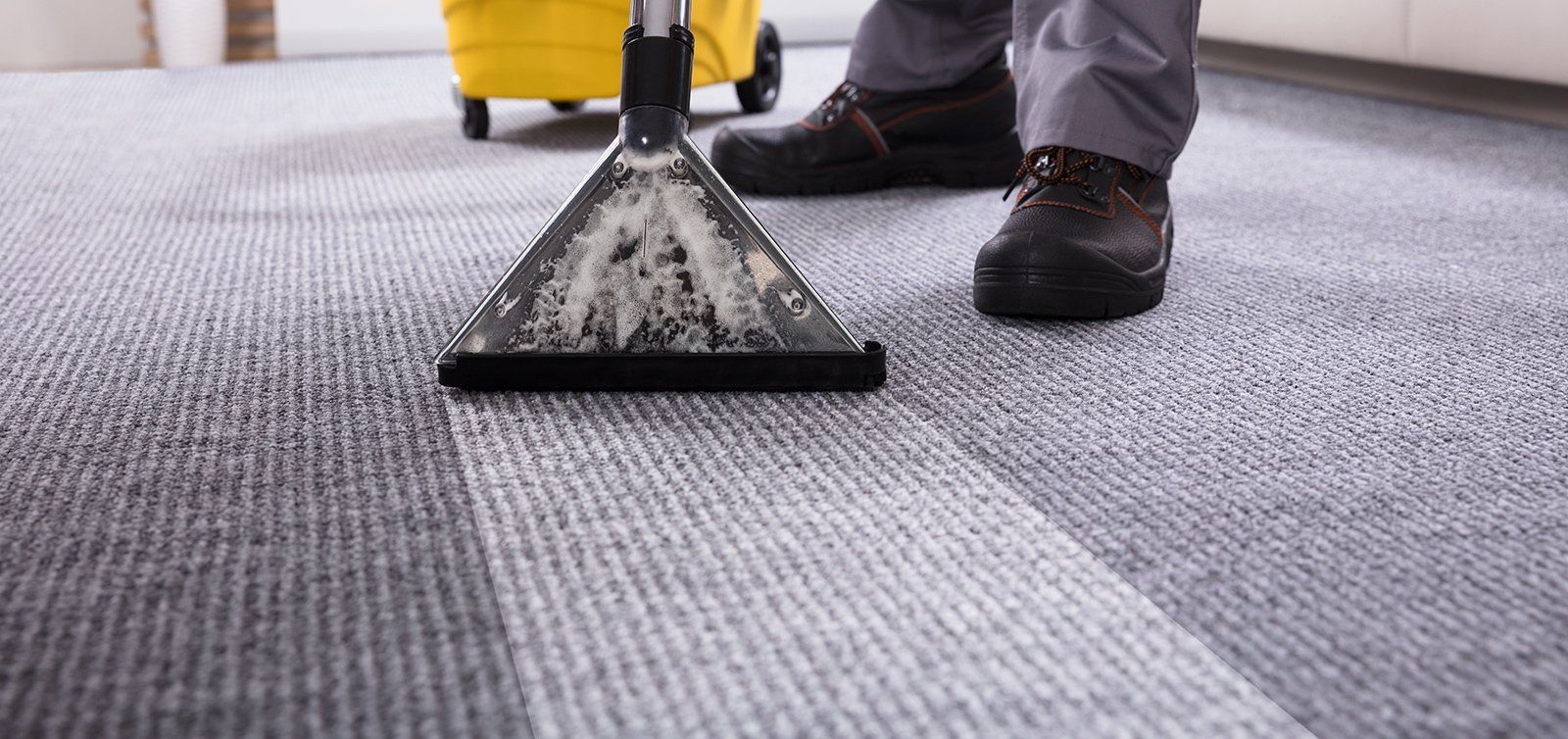 Cleaning a carpet using vacuum